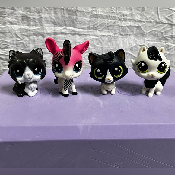 LPS Black & White Pets - Lot of 12 Pets, 15 Mini Pets, + Accessories - Picture 3 of 7